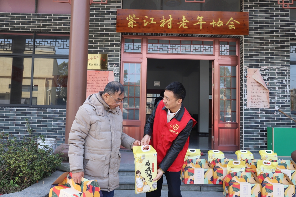 暖春意，，，，敬老情-9001cc金沙以诚为本多年坚持慰问孤寡老人